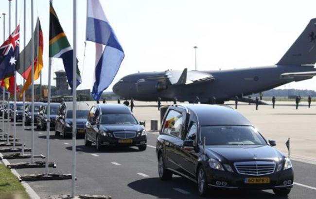 Літак з останками жертв аварії Boeing-777 прибув до Нідерландів