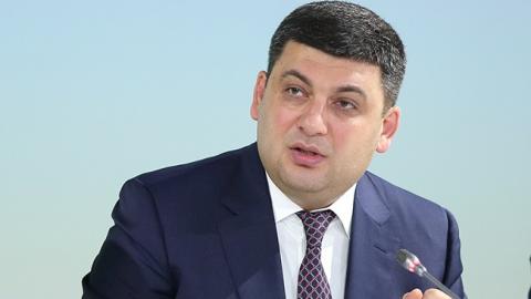 "Ніяково слухати": Гройсман обурився "розпусну" книжкою для школярів