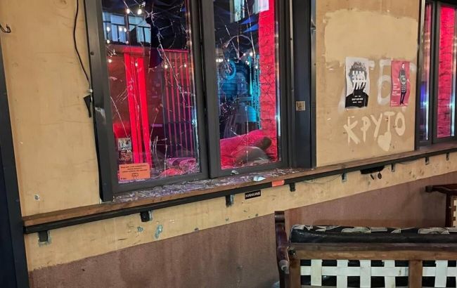 У Києві на Подолі невідомі розгромили бар. Поліція почала кримінальне провадження