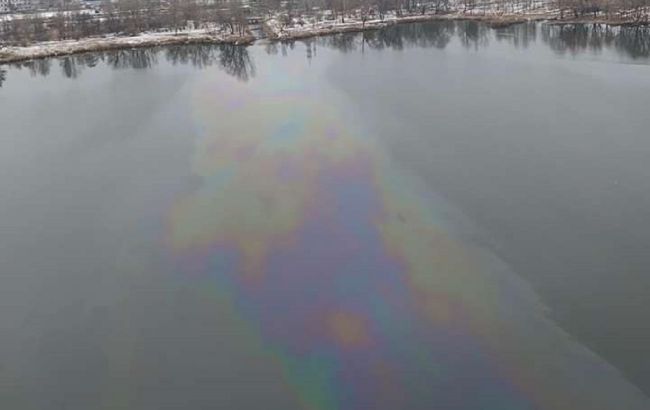 У Києві на Оболоні злили нафту в озеро: прокуратура взяла під контроль розслідування