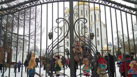 У Тернополі до собору УПЦ МП принесли закривавлені дитячі іграшки через ситуацію з відспівуванням дитини