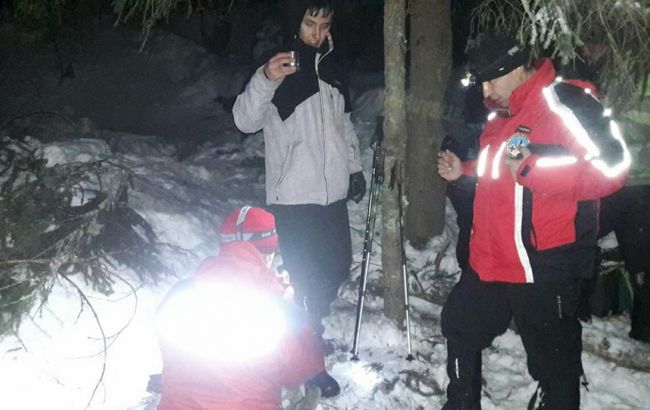 На Закарпатті рятувальники відшукали трьох заблукалих туристів із Чехії