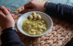 Суп з пельменями за 20 хв: швидкий рецепт для обіду