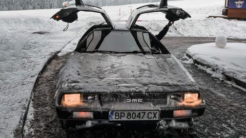 Машина времени в снегах Буковеля: DeLorean из "Назад в будущее" замечен на горнолыжном курорте