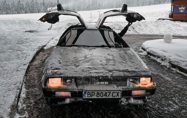Машина времени в снегах Буковеля: DeLorean из "Назад в будущее" замечен на горнолыжном курорте