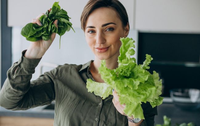 Чи потрібно мити листя салату, якщо воно вже "помите"