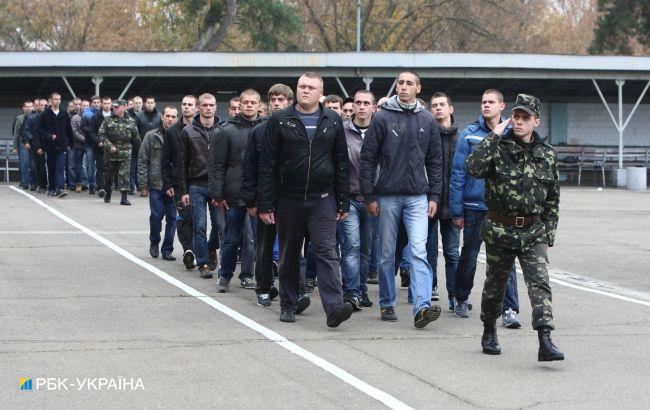 На "пари" або до армії: чому масово розсилають повістки і що робити абітурієнтам