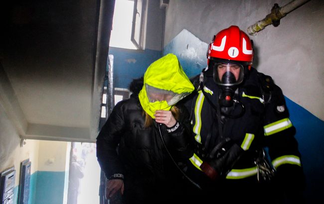 Во Львове в многоквартирном доме произошел пожар: спасатели эвакуировали жильцов
