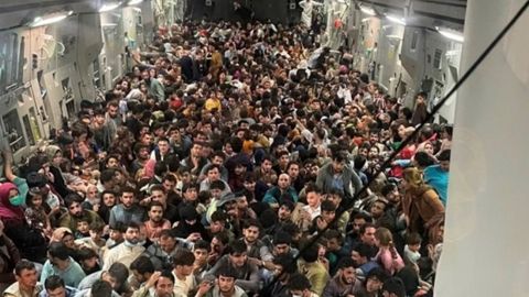 Американский грузовой самолет вывез 640 беженцев из Кабула