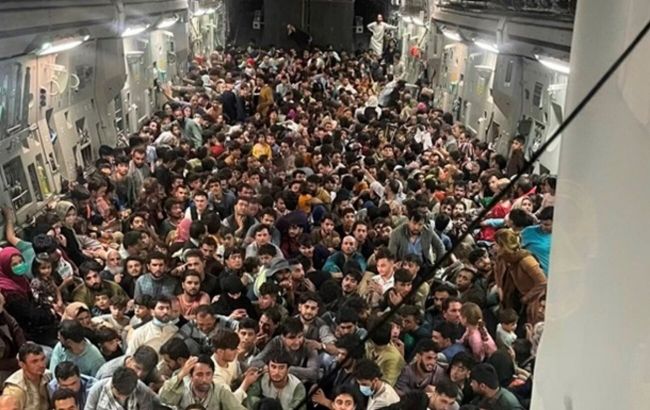 Американський вантажний літак вивіз 640 біженців з Кабула