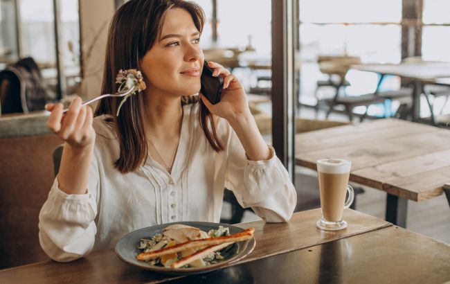 Швидко їсте? Три наслідки для організму від такої звички