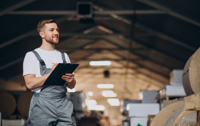 От карьерщика до сборщика денег: какие необычные вакансии предлагают украинцам в 2026-м