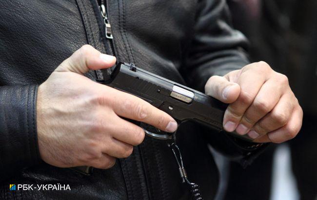 В Киеве пассажир выстрелил в водителя автобуса, его задержали