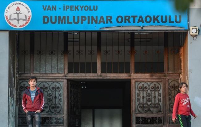 В Турции здание начальной школы забросали "коктейлями Молотова"