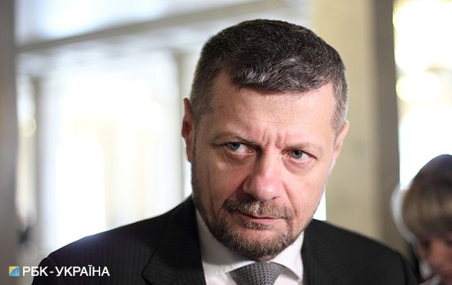 Школярок змусили стрибати і кричати у підтримку скандального нардепа (відео)