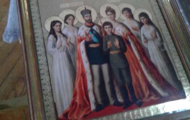 В одной из церквей Чернигова люди молятся царской семье и "отечеству"