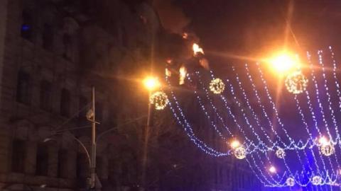 У центрі Києва горить будівля