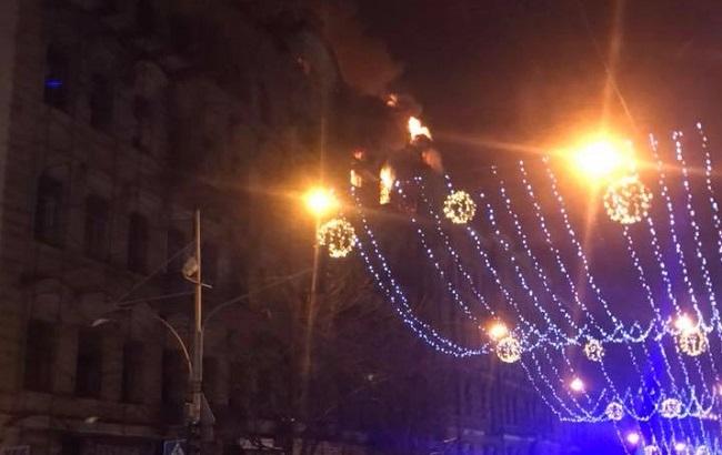 У центрі Києва горить будівля
