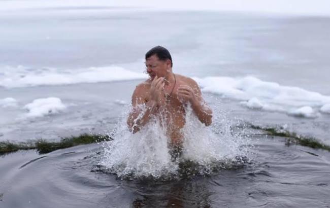 Крещение 2018: Ляшко едва не потерял плавки в проруби (видео)