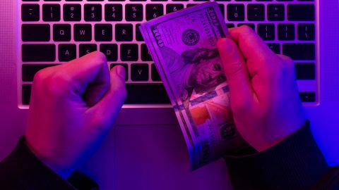 Шахраї в Україні - як розпізнати аферистів в інтернеті під час