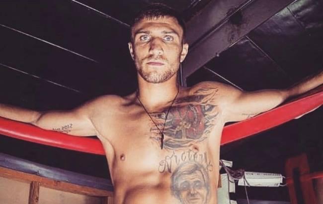 Снегопады в Украине: Ломаченко упражняется с лопатой вместо дворника (видео)