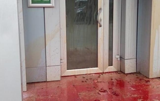 В Киеве красной краской облили отделение "Сбербанка России"