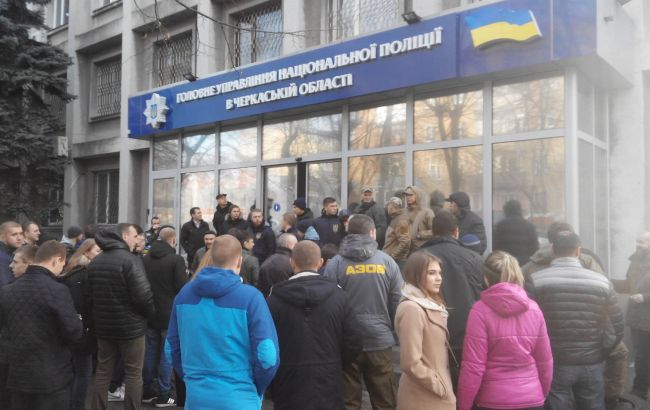 В Черкассах протестующие снова прорвались в здание областной полиции