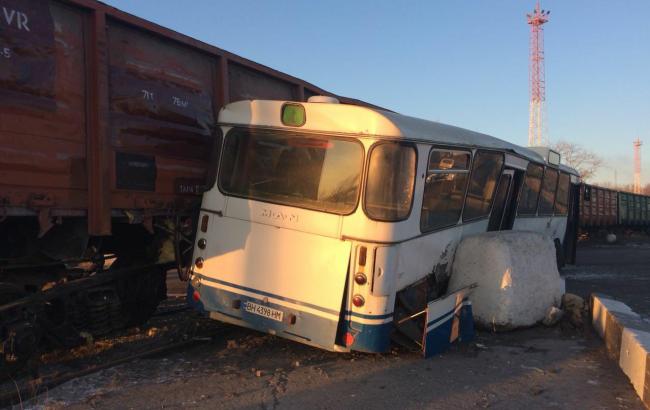 В Одеській області потяг зіткнувся з пасажирським автобусом, є постраждалі
