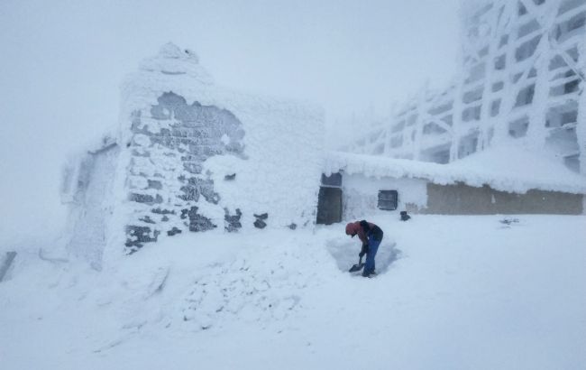 В Карпатах из-за сильных снегопадов возможны лавины