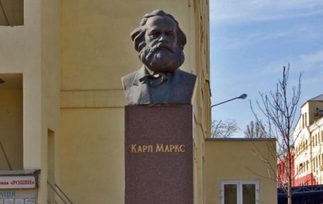 Від київської фабрики Roshen вимагають прибрати пам'ятник Карлу Марксу