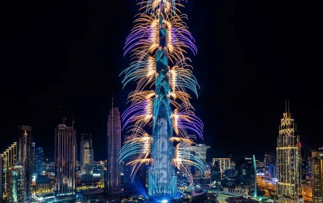 Украинцы устроили новогоднее LED-шоу на самом высоком здании мира