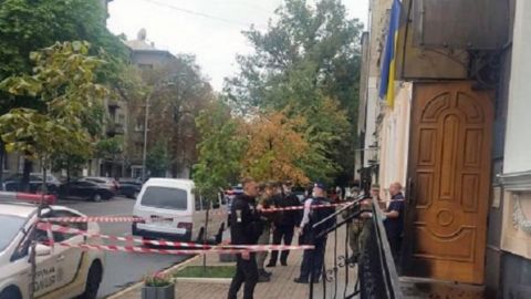 Поліція порушила справу через підпал офісу Денісової в Києві