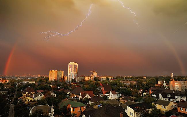 На Україну насувається буря: синоптики розповіли про погоду на початку травня