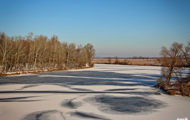 Ледяная красота Десны. Фотограф показал зрелищные кадры зимней локации на Черниговщине