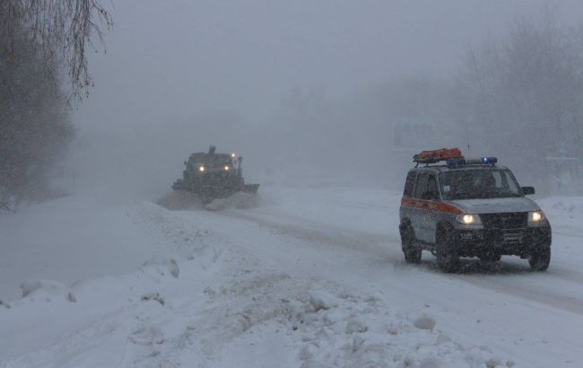 Снегопады в Украине: в двух областях остается критический уровень аварийности