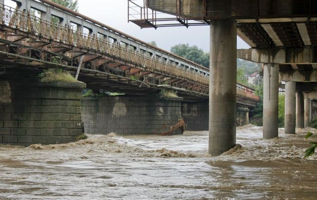 Паводок у Львівській області: рівень води підніметься на 3 метри