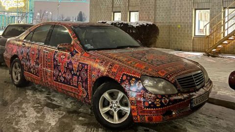 Килим-Мерседес: по Києву їздить Mercedes S-класу з кузовом в килимах