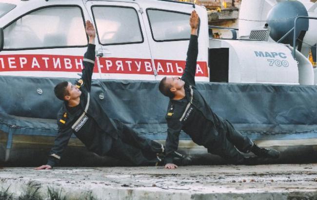 "Йога для всіх": рятувальники ДСНС постали в незвичайному образі (фото)
