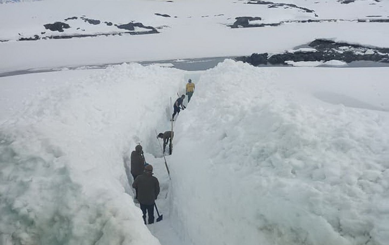 Рекорд за 20 лет. Украинскую станцию на Антарктиде засыпало трехметровым слоем снега