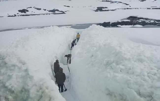 Рекорд за 20 років. Українську станцію на Антарктиді засипало триметровим шаром снігу
