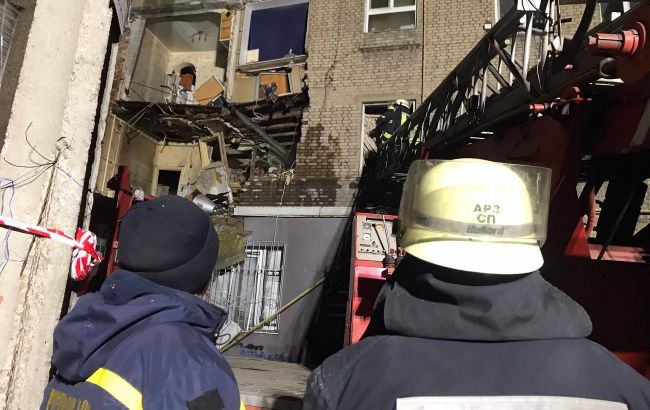 У Запоріжжі стався вибух у багатоповерхівці: мешканців під'їзду евакуювали, є загиблий