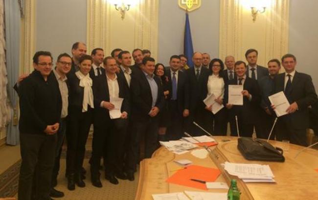 Партии Порошенко, Яценюка, Садового, Ляшко и Тимошенко подписали коалиционное соглашение