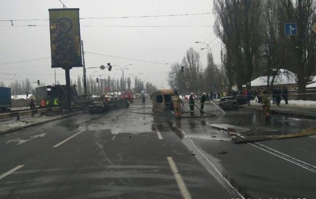 В Киеве в ДТП на Заболотного сгорели 4 автомобиля