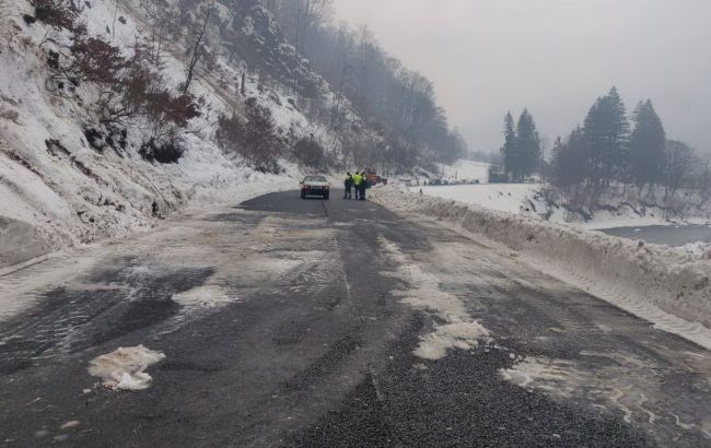 На Закарпатье сошли две лавины на трассу Мукачево - Львов. Дорогу уже расчистили