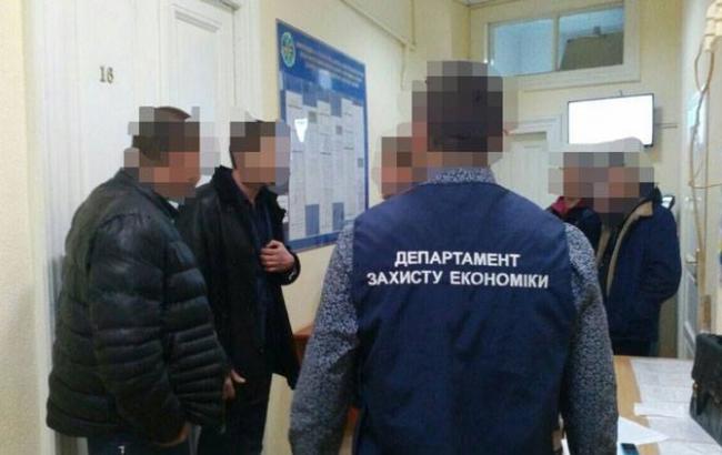 Правоохранители задержали на взятках сотрудников миграционной службы в Днепре и Львове