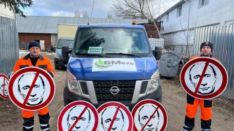 Укравтодор встановлює нові знаки: Путіну рух заборонено (фото)