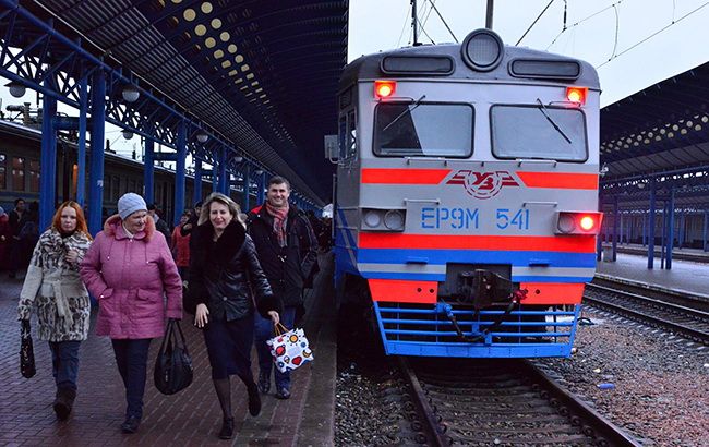 Через наслідки урагану в Києві затримуються потяги