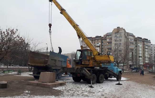 "Нарешті": у Черкасах демонтували пам'ятник комуністичному режиму
