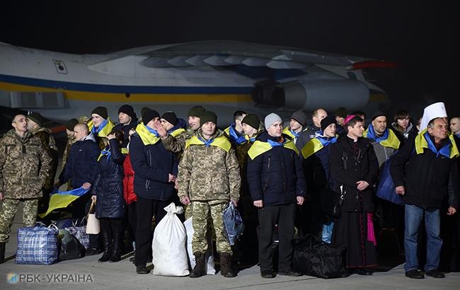 Звільнені з ОРДЛО заручники просять Францію посилити тиск на Росію