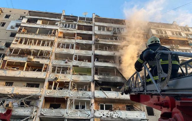 В Киеве в результате обстрела снаряды попали в жилые дома. Есть пострадавший
